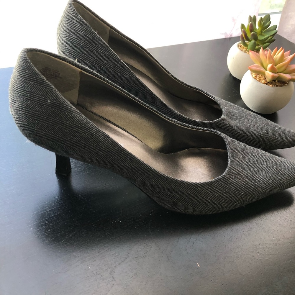 Bandolino Pointed Grey Heels